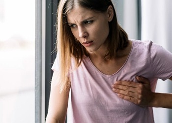 Göğüs ağrısı neden olur, nasıl geçer? Hangi hastalıkların belirtisidir?