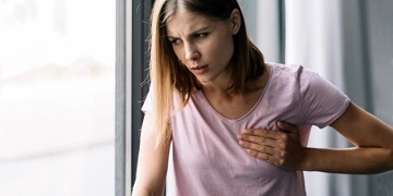 Göğüs ağrısı neden olur, nasıl geçer? Hangi hastalıkların belirtisidir?