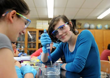 Amgen Biyoteknoloji Deneyimi Programı ile Türkiye’de bir yılda 500’den fazla öğrenci bilimle buluşacak