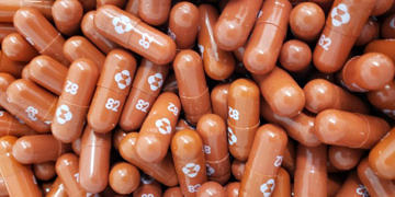 Covid-19 tedavisi için kullanıma giren ilaçlar, aşıların yerini alabilir mi?