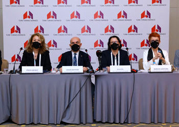 Pandemin dördüncü dalgası sadece aşısızları değil uygun aşı olmayanları da etkiliyor