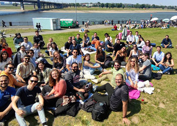 Türkiye’den Almanya’ya giden doktorlar Düsseldorf’ta buluştu, sosyal medya ikiye bölündü