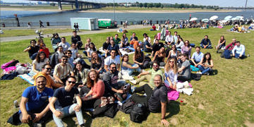 Türkiye’den Almanya’ya giden doktorlar Düsseldorf’ta buluştu, sosyal medya ikiye bölündü