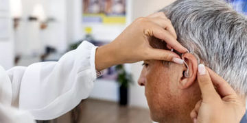 İşitme kaybı olan kişilerin cihaz kullanması demans riskini azaltabilir